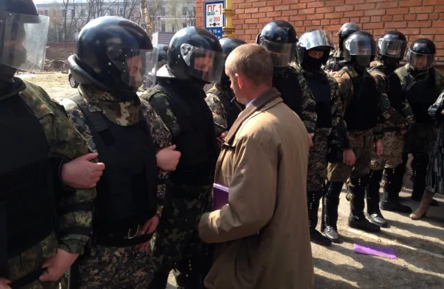 Скандальне будівництво на Ляхова з двох боків охороняють міліціонери у шоломах (фото) — фото 2