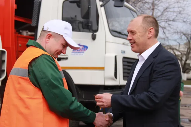 4 нових сміттєвози за 10 млн грн працюватимуть на полтавських вулицях (фото) — фото 1