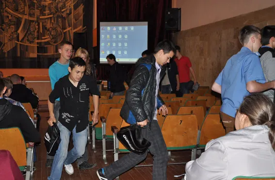 Правоохоронці шукали вибуховий пристрій, а дітей організовано евакуювали (фото) — фото 2
