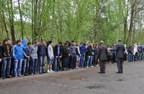 Правоохоронці шукали вибуховий пристрій, а дітей організовано евакуювали (фото) — фото 3