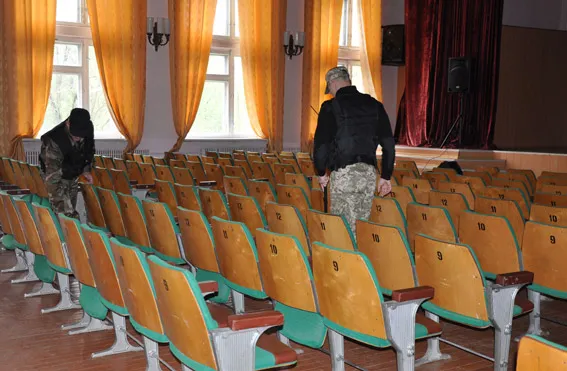 Правоохоронці шукали вибуховий пристрій, а дітей організовано евакуювали (фото) — фото 4