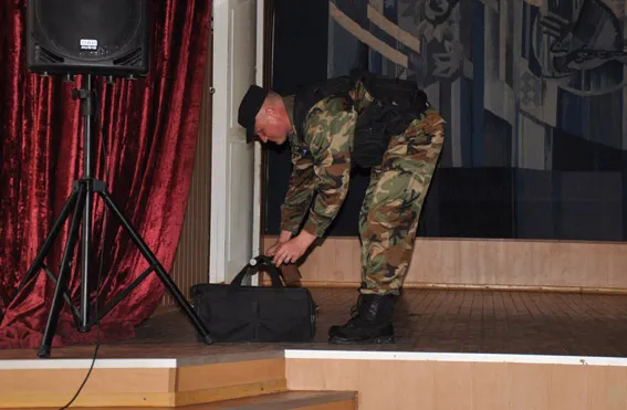Правоохоронці шукали вибуховий пристрій, а дітей організовано евакуювали (фото) — фото 5