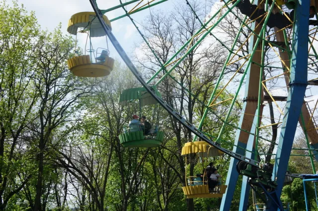 У день відкриття сезону полтавці безкоштовно каталися на атракціонах в Парку «Перемога» (фото) — фото 1