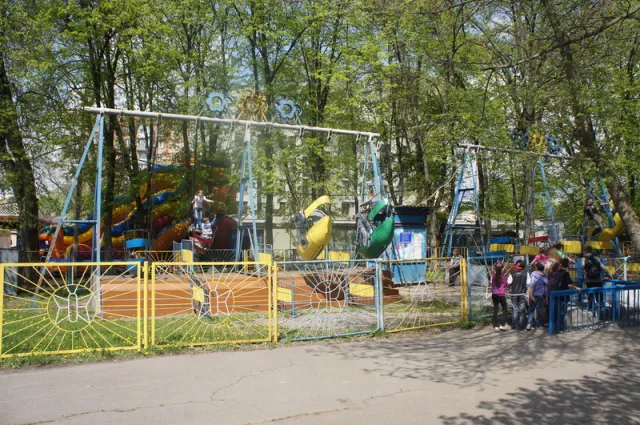 У день відкриття сезону полтавці безкоштовно каталися на атракціонах в Парку «Перемога» (фото) — фото 4