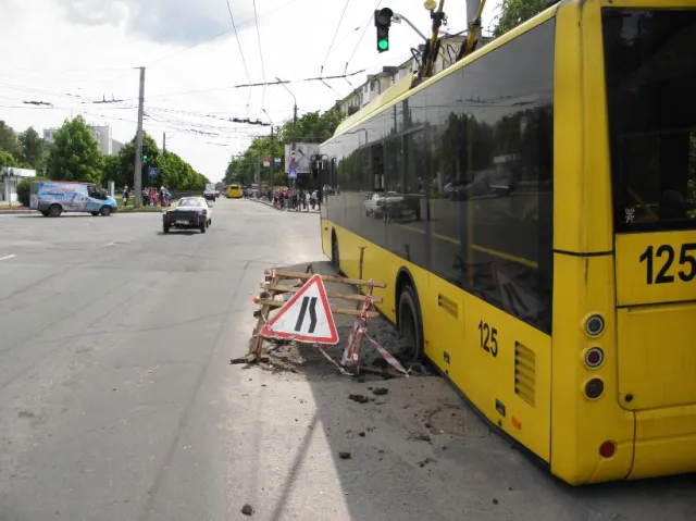 У Полтаві тролейбус провалився в яму на дорозі (фото) — фото 2