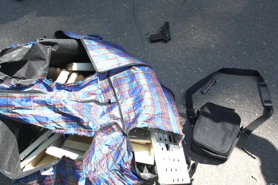 Під час нападу на ювелірний магазин озброєний грабіжник поранив трьох людей (фото) — фото 1