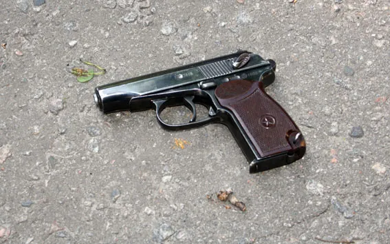Під час нападу на ювелірний магазин озброєний грабіжник поранив трьох людей (фото) — фото 2