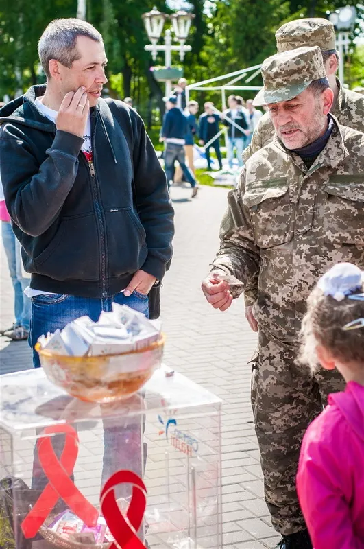 У Полтаві пройшла акція «Я – не нуль!», присвячена Всесвітньому дню пам’яті людей, померлих від СНІДу (фото) — фото 1