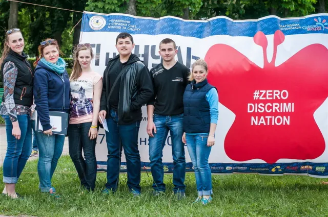 У Полтаві пройшла акція «Я – не нуль!», присвячена Всесвітньому дню пам’яті людей, померлих від СНІДу (фото) — фото 3