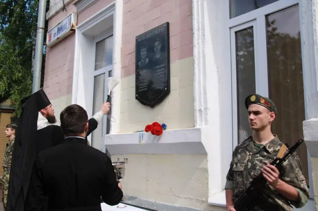 Стіни Полтавського міського багатопрофільного ліцею №1 ще пам'ятають їхній дзвінкий сміх (фото) — фото 1