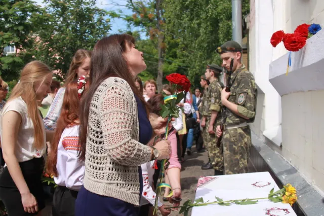 Стіни Полтавського міського багатопрофільного ліцею №1 ще пам'ятають їхній дзвінкий сміх (фото) — фото 2