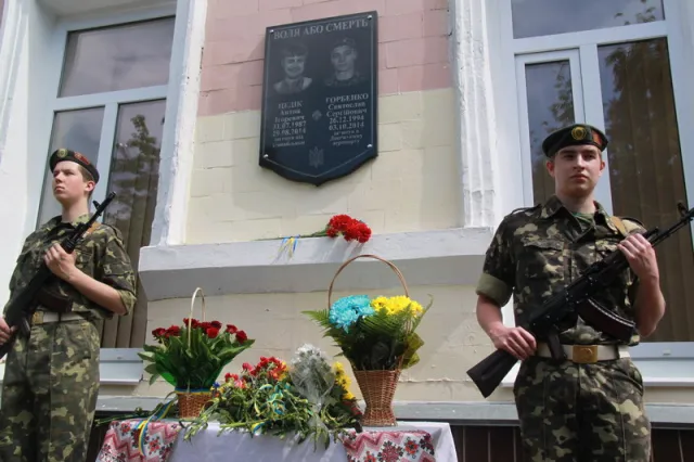 Стіни Полтавського міського багатопрофільного ліцею №1 ще пам'ятають їхній дзвінкий сміх (фото) — фото 3