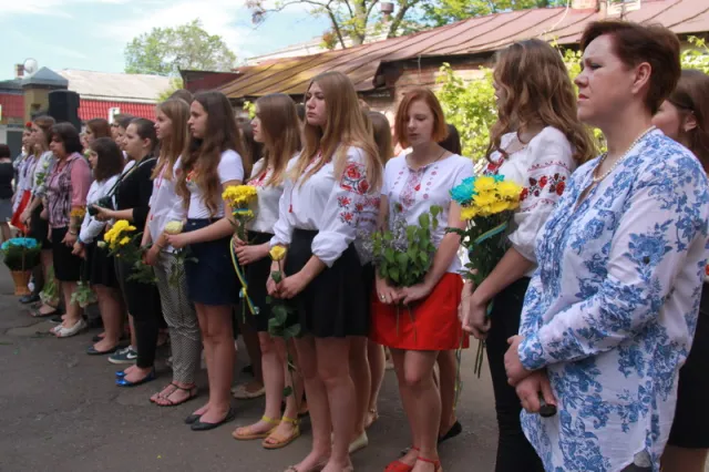 Стіни Полтавського міського багатопрофільного ліцею №1 ще пам'ятають їхній дзвінкий сміх (фото) — фото 4