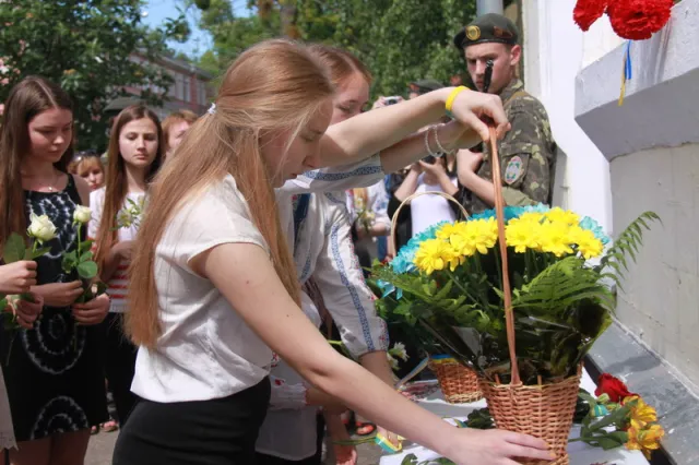 Стіни Полтавського міського багатопрофільного ліцею №1 ще пам'ятають їхній дзвінкий сміх (фото) — фото 5
