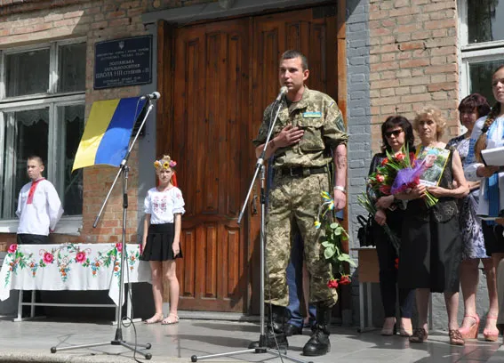 У Полтавській школі відкрили меморіальну дошку загиблому в АТО правоохоронцю (фото) — фото 1
