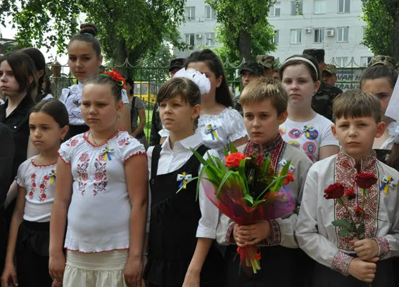 У Полтавській школі відкрили меморіальну дошку загиблому в АТО правоохоронцю (фото) — фото 3