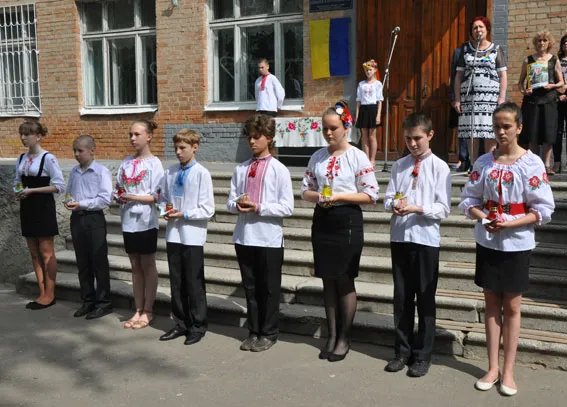 У Полтавській школі відкрили меморіальну дошку загиблому в АТО правоохоронцю (фото) — фото 4