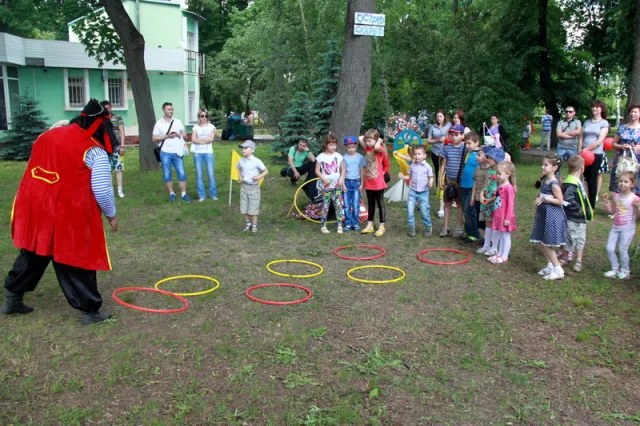Відзначити Міжнародний день захисту дітей у Корпусному саду зібралося чимало полтавців (фото) — фото 1