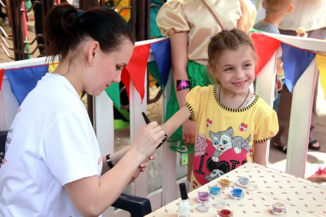 Відзначити Міжнародний день захисту дітей у Корпусному саду зібралося чимало полтавців (фото) — фото 2