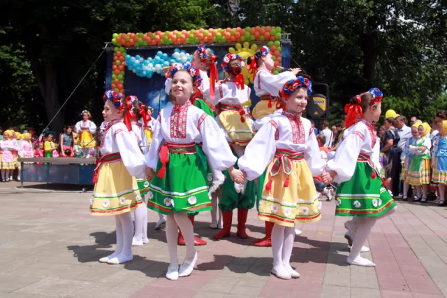 Відзначити Міжнародний день захисту дітей у Корпусному саду зібралося чимало полтавців (фото) — фото 4