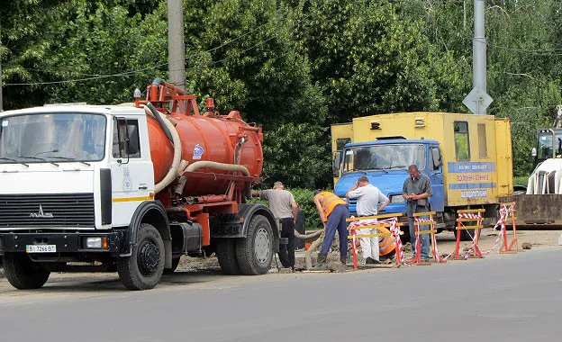 В Полтаві зняли частину дорожнього покриття на нещодавно відремонтованій дорозі (фото) — фото 1
