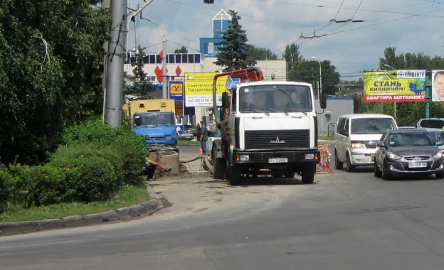 В Полтаві зняли частину дорожнього покриття на нещодавно відремонтованій дорозі (фото) — фото 2