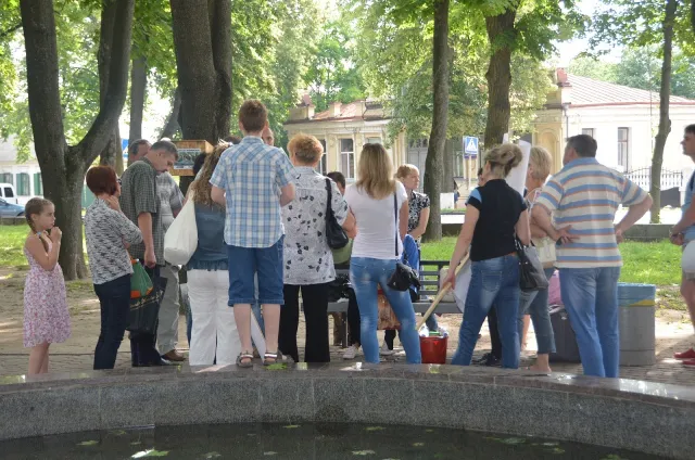 У Полтаві мітингують кілька десятків валютних позичальників (фото+відео) — фото 1