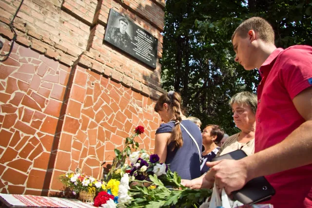 У Полтавському виші відкрили пам'ятну дошку загиблому герою АТО Максиму Ошеці (фото) — фото 2