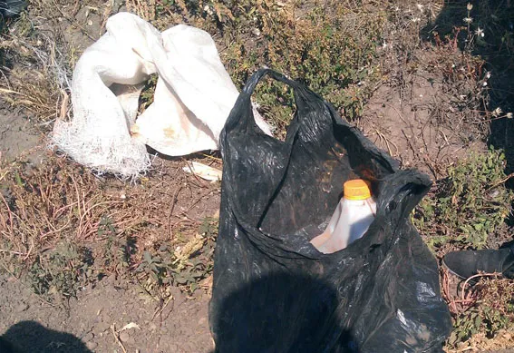 32-річний чоловік зберігав коноплю у закопаних на городі каністрах (фото) — фото 5