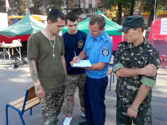 У Полтавській ОДА зловмисник вночі пошкодив вікна (фото) — фото 3
