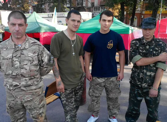 У Полтавській ОДА зловмисник вночі пошкодив вікна (фото) — фото 4