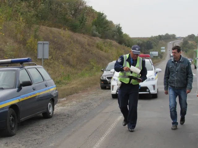 Під Полтавою водія легковика побило двадцять пасажирів автобуса (фото+відео) — фото 2