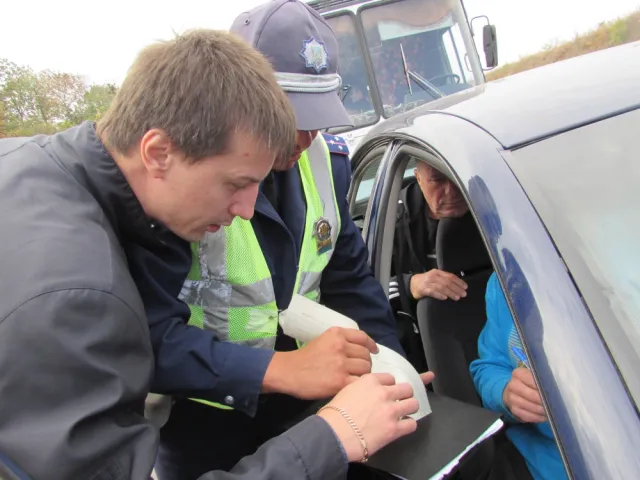 Під Полтавою водія легковика побило двадцять пасажирів автобуса (фото+відео) — фото 3