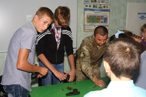 Бійці батальйону «Полтава» провели урок мужності для дітей в зоні АТО (фото) — фото 1