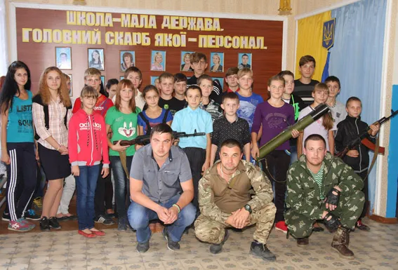 Бійці батальйону «Полтава» провели урок мужності для дітей в зоні АТО (фото) — фото 2