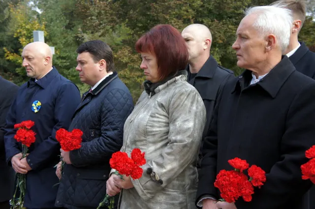 Полтавчани вшанували загиблих учасників АТО (фото) — фото 2