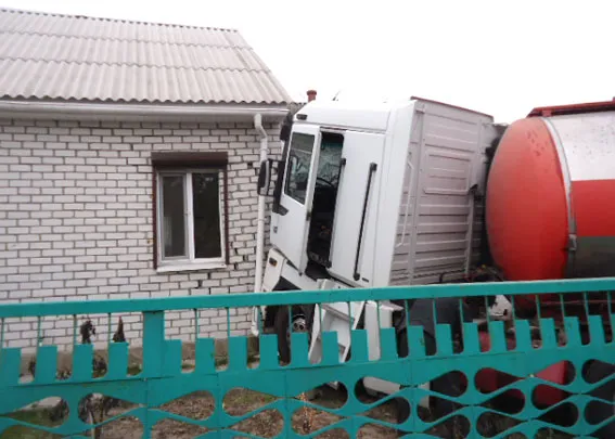 На Полтавщині вантажівка в'їхала у будинок (фото) — фото 1