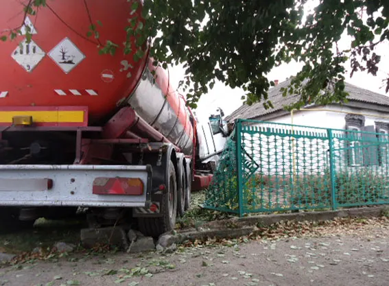 На Полтавщині вантажівка в'їхала у будинок (фото) — фото 3