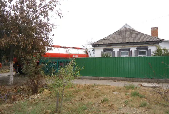 На Полтавщині вантажівка в'їхала у будинок (фото) — фото 4